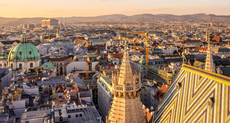 Ausblick auf Wien bei Sonnenuntergang. - BAHNHIT.DE, © getty, Foto: Pintai Suchachaisri