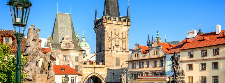 Karlsbrücke in Prag - BAHNHIT.DE, © getty, Foto: Emi Cristea