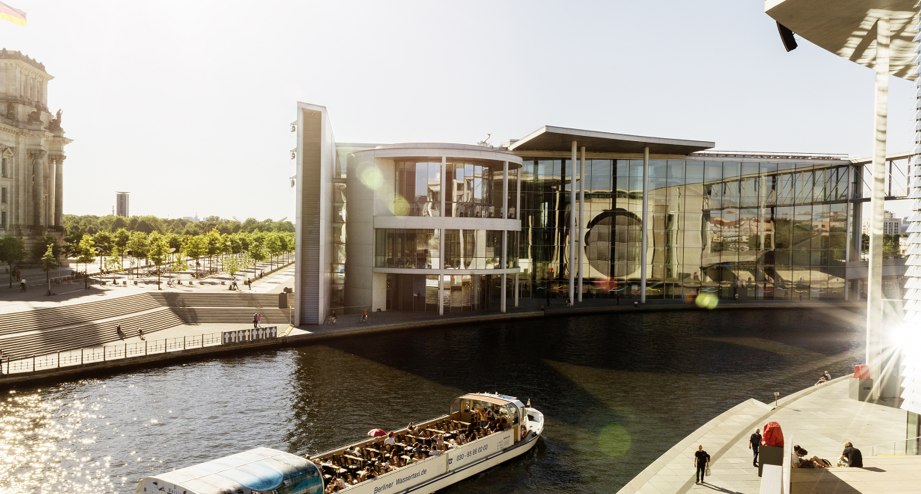 Ein Ausflugsschiff fährt auf der Spree durch das Regierungsviertel - BAHNHIT.DE, © Foto: Philip Koschel