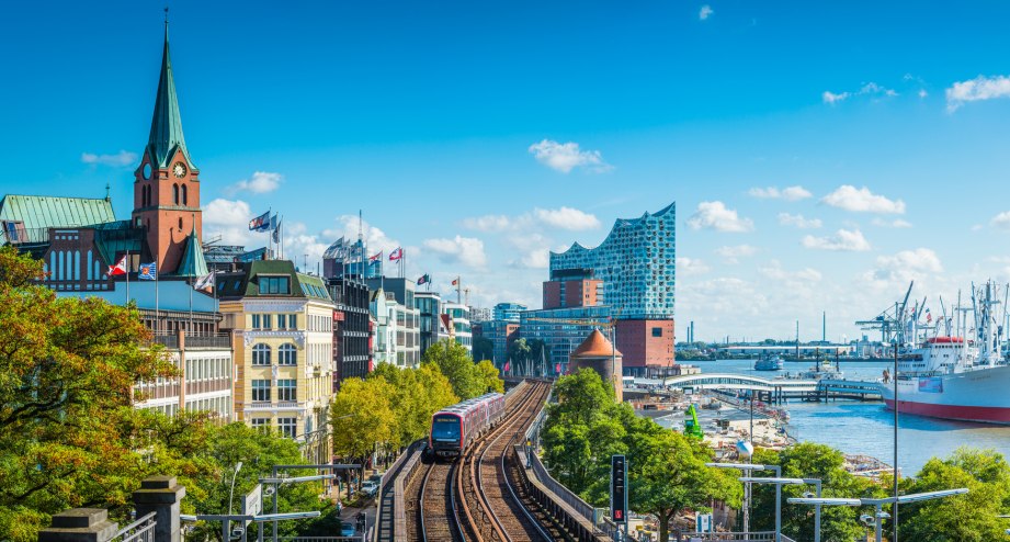 Skyline Hamburg mit Elbphilharmonie und Hafen - BAHNHIT.DE, © GettyImages-fotoVoyager_858917290