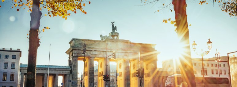 Bahnhit Brandenburger Tor im Herbst, © GettyImages, golero